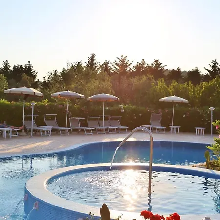 Charming House In With Shared Pool And Terrace Vieste